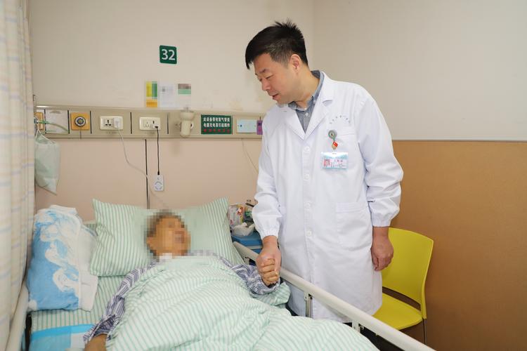 退休外科医生做饭切肉宛如做手术