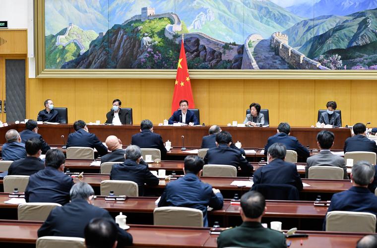 中共中央政治局召开会议