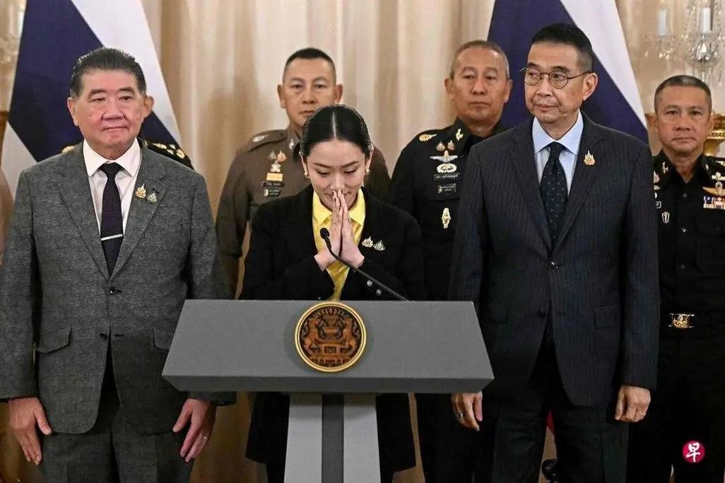 佩通坦被解除泰总理职务后微笑露面
