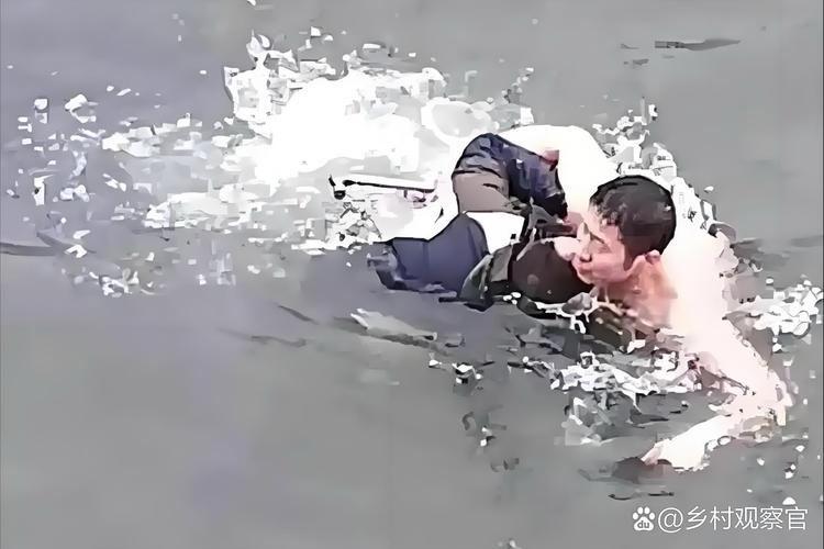 两游客勇救落入水库的车内母子