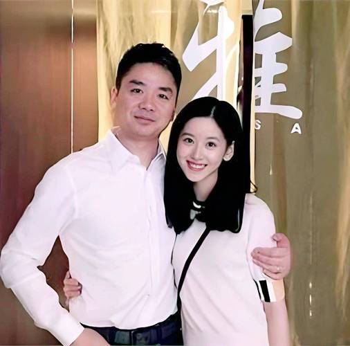 刘强东带妻子观战苏超