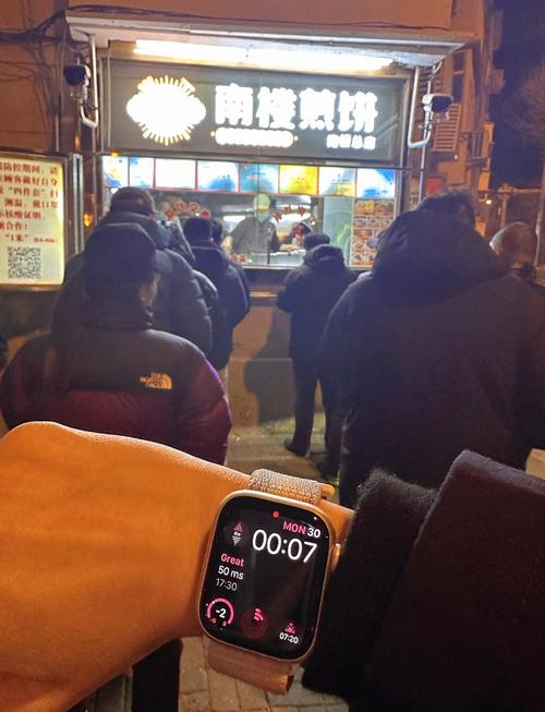 上合峰会外国记者体验天津煎饼果子