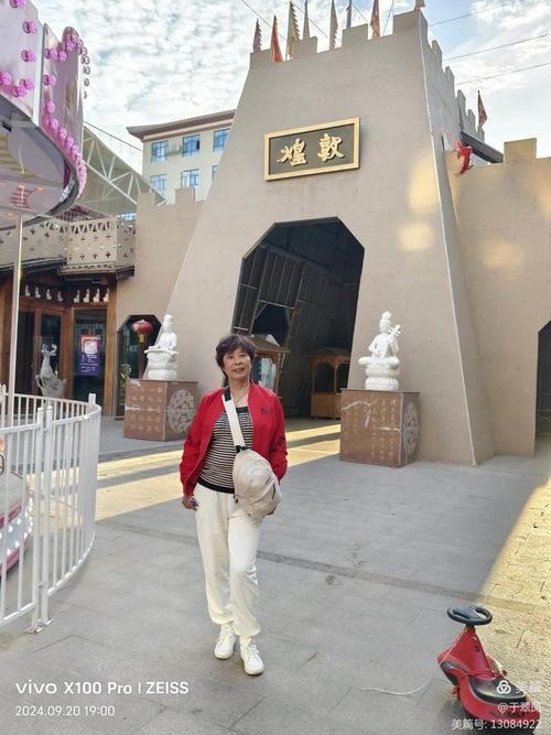 敦煌夜市上厕所以为误闯石窟