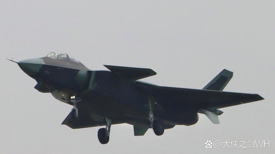 解码解放军新锐装备:东风-17、歼-20S