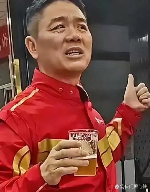 刘强东手拿啤酒为家乡宿迁队加油