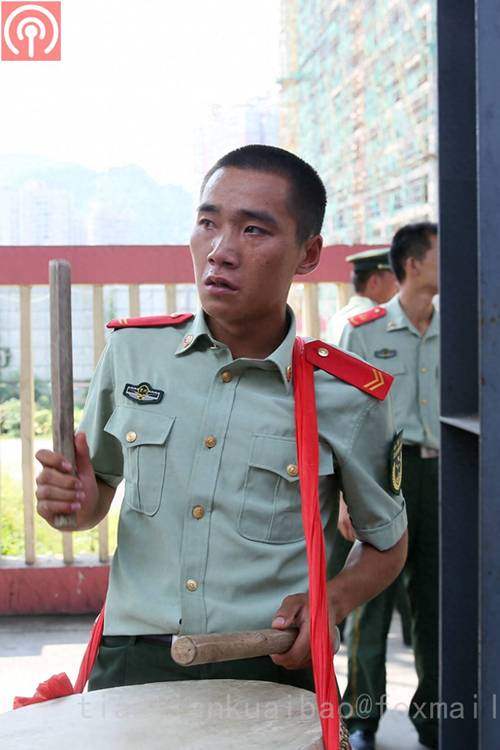 贵州独山武警战士退役哭着告别