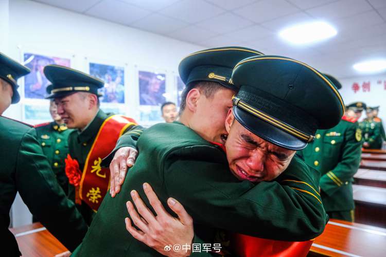 贵州独山武警战士退役哭着告别