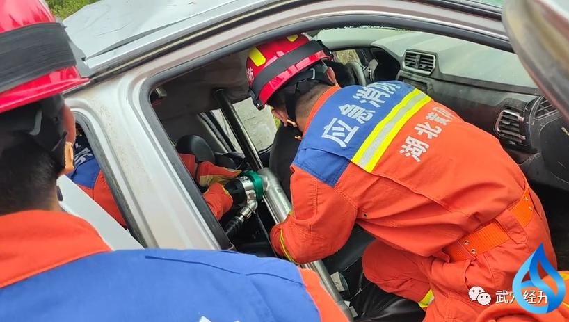 游客被困 当地村支书开皮卡车救援