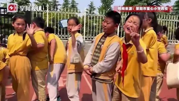 暑假卖柠檬茶走红的小孩哥开学报到