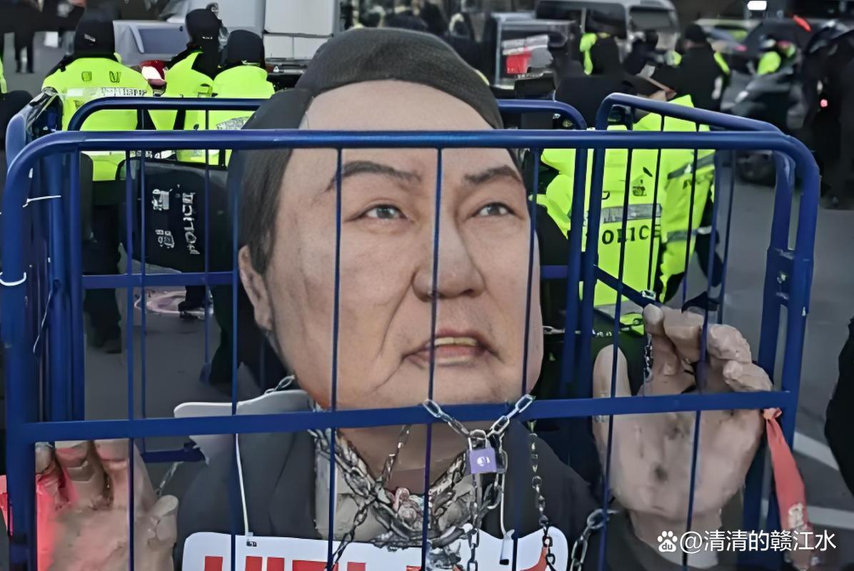 尹锡悦在拘留所拒捕监控曝光