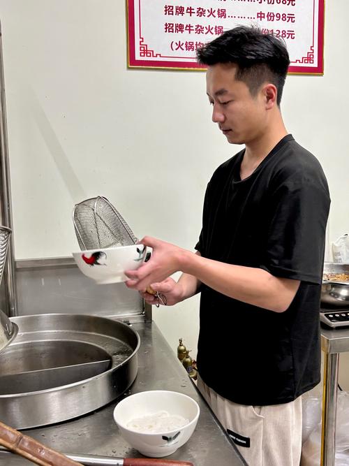餐厅工作人员用空调水泡鸡蛋
