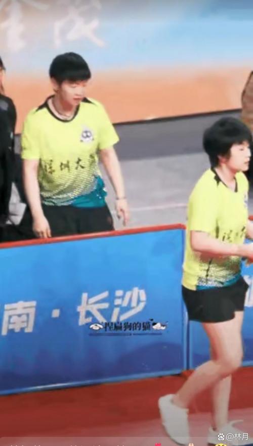 孙颖莎离场前把覃予萱叫到身边指导