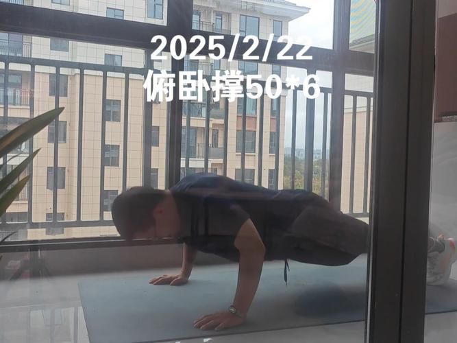 深圳一校长升旗仪式上连做71个俯卧撑