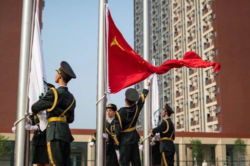 深圳一校长升旗仪式上连做71个俯卧撑