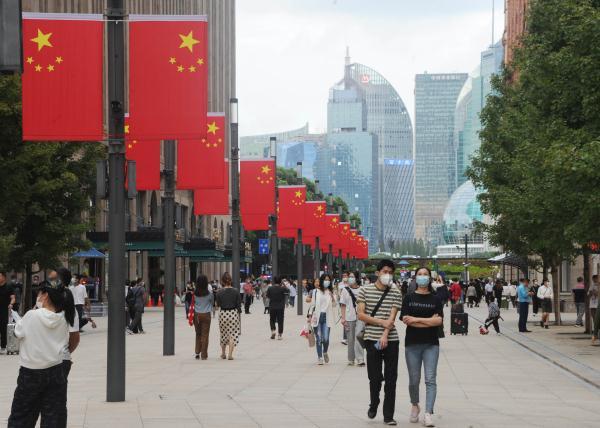 北京大街小巷悬挂国旗 全市喷泉开启