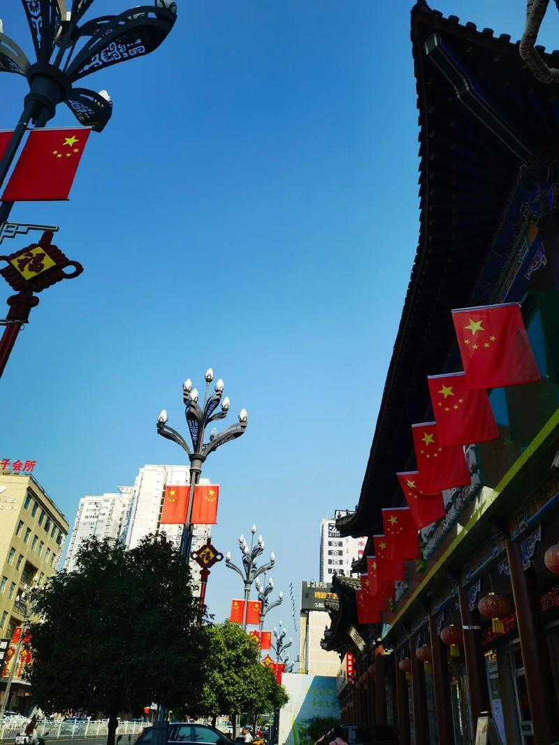 北京大街小巷悬挂国旗 全市喷泉开启