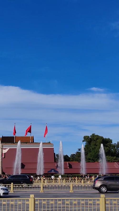 北京大街小巷悬挂国旗 全市喷泉开启