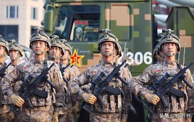 191式自动步枪亮相阅兵 约6瓶水重
