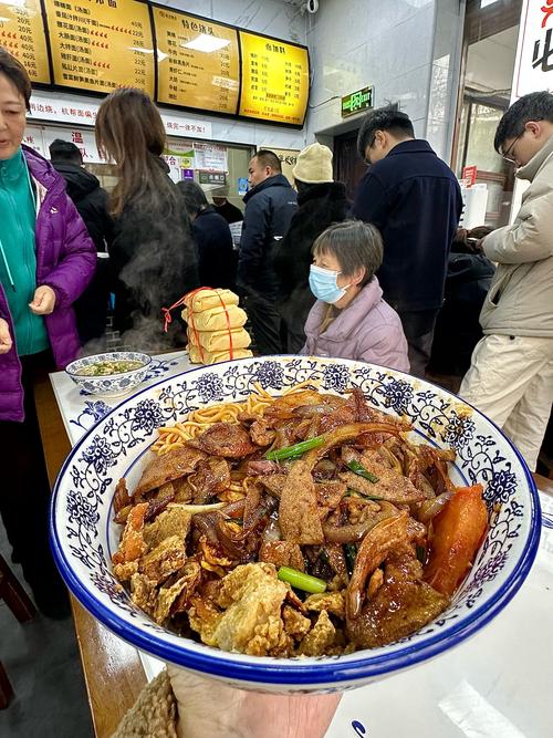 面馆老板凌晨4点做面 晚上踢汉超