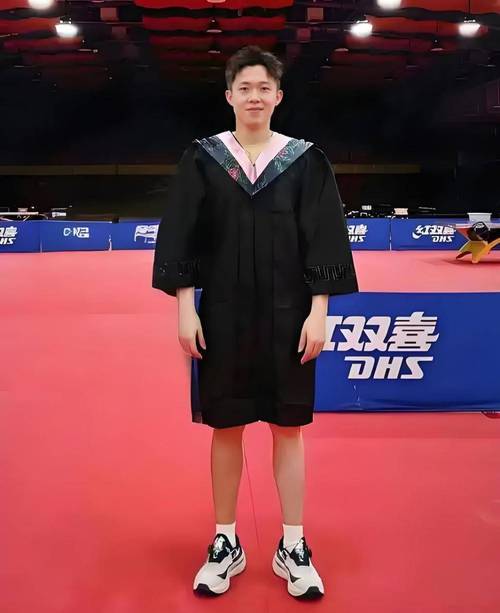 王楚钦现身北京大学正式报到