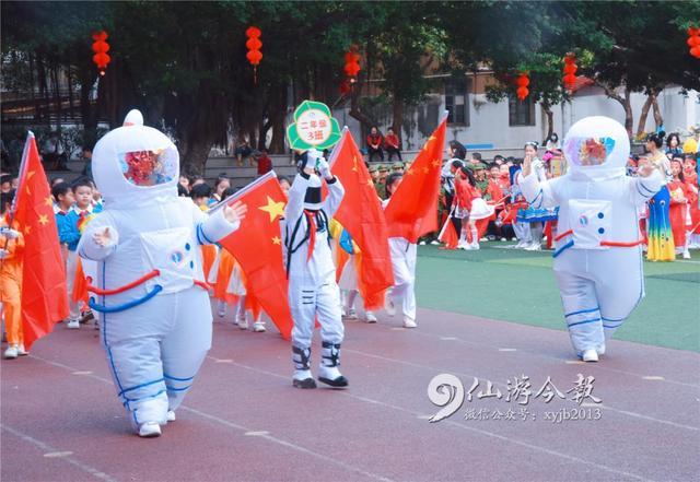 妈妈在上百人的方阵中一眼认出儿子