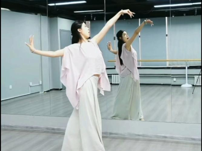 文艺晚会舞蹈《殇》源自紫金草女孩