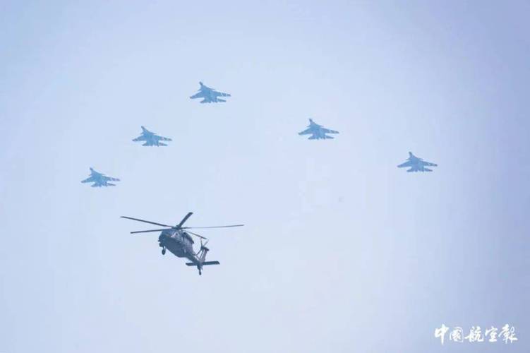 3架阅兵备份机临近天安门时返航