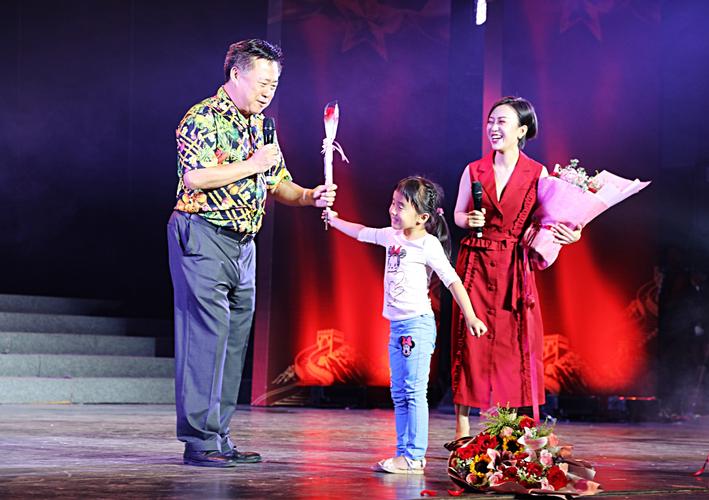 九三文艺晚会总导演原来是她俩