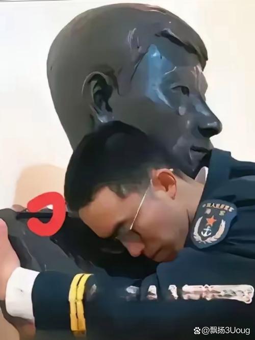 父亲儿子都牺牲了 他带照片看阅兵