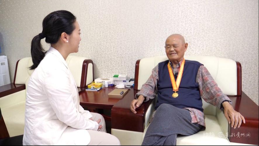 97岁老兵看完阅兵好高兴:都是国产的