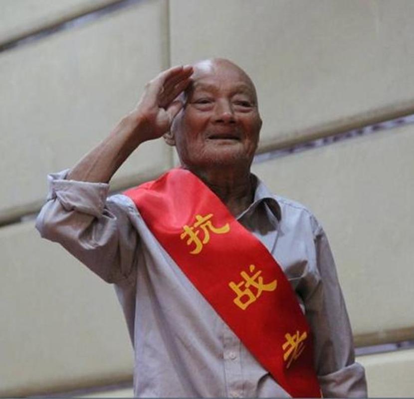 97岁老兵看完阅兵好高兴:都是国产的