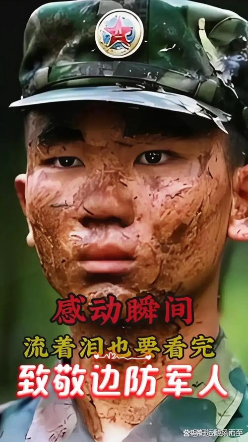 执勤军人纹丝不动 阿姨不停给其扇风