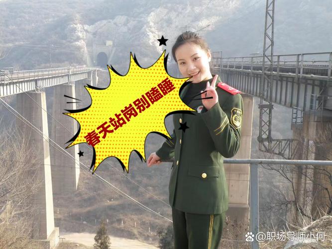 执勤军人纹丝不动 阿姨不停给其扇风