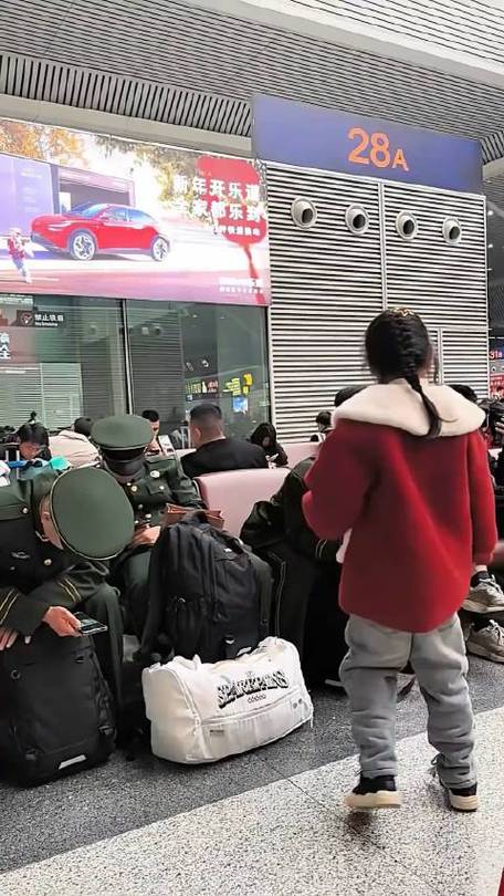 小女孩机场迎接退伍妈妈感人一幕