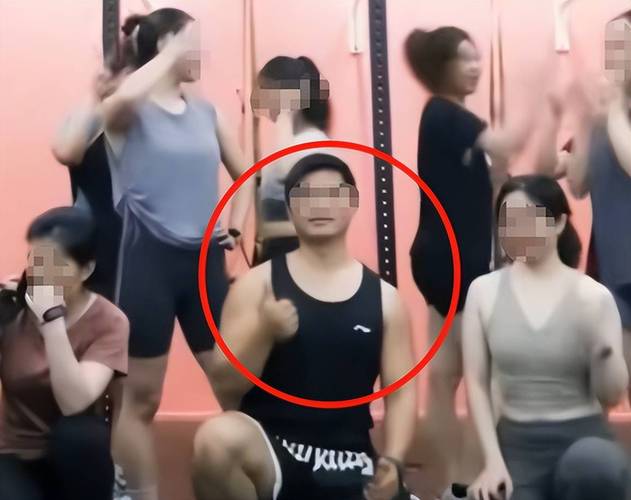 厦门健身房教练被两名女子当众掌掴