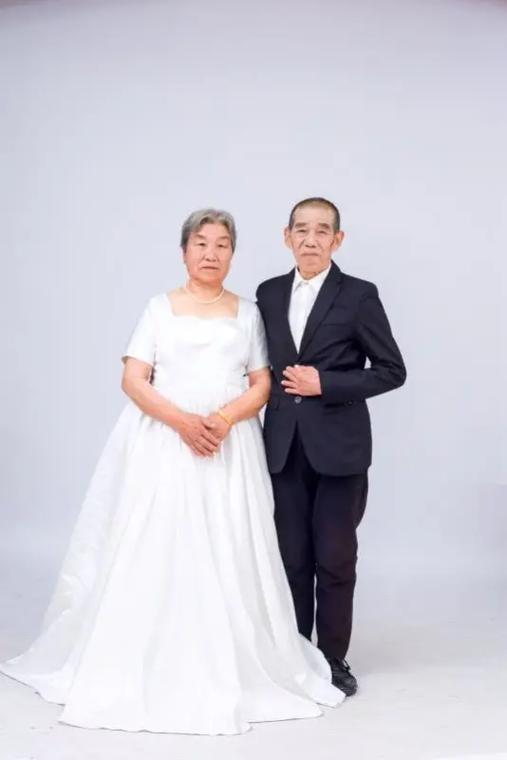 谢娜晒爸妈金婚全家福