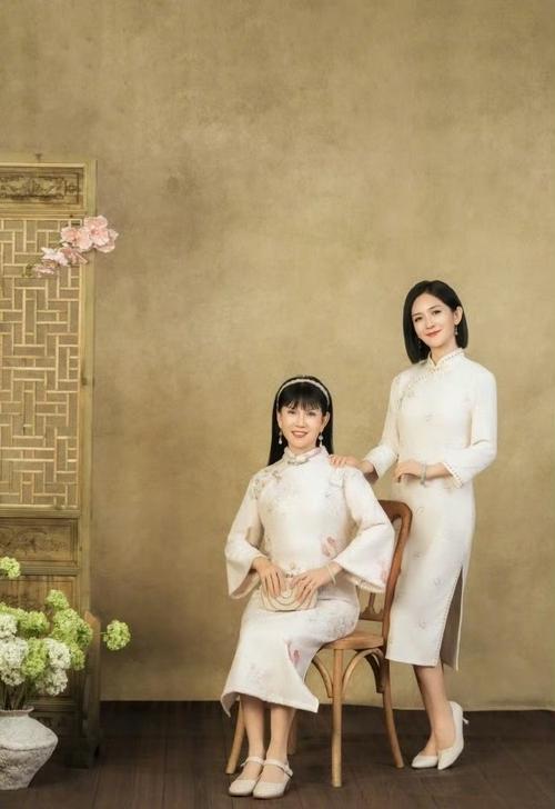 谢娜晒爸妈金婚全家福