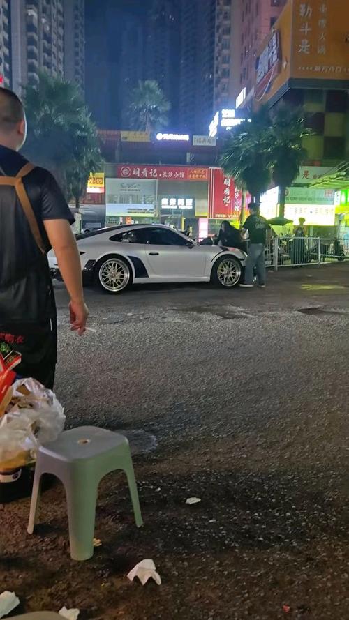 警方回应女子疑因情感纠纷踹保时捷