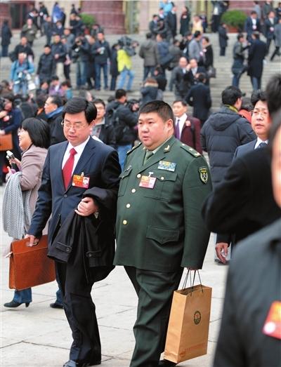 毛新宇一家参加九三阅兵
