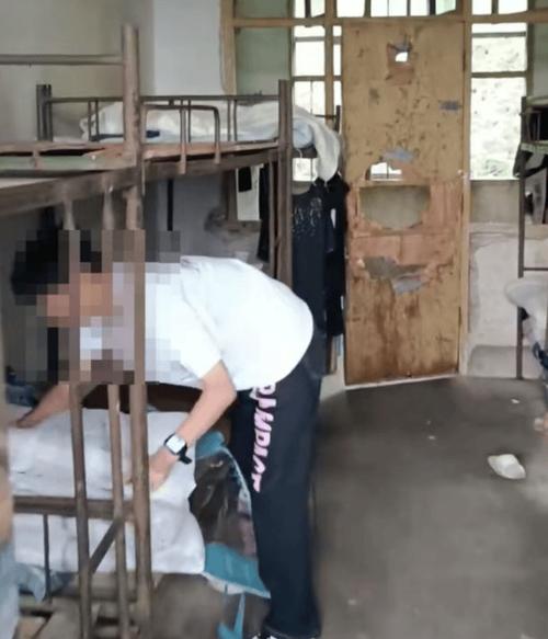 高校回应宿舍床直接钉在墙上