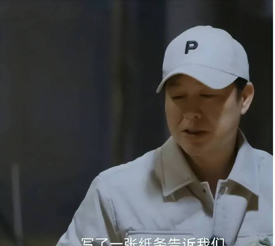 网友指辛芷蕾领奖时张颂文挂脸