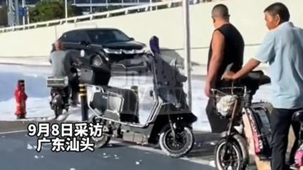 广东汕头一公路雨后满是白色泡沫