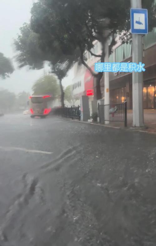 广东汕头一公路雨后满是白色泡沫