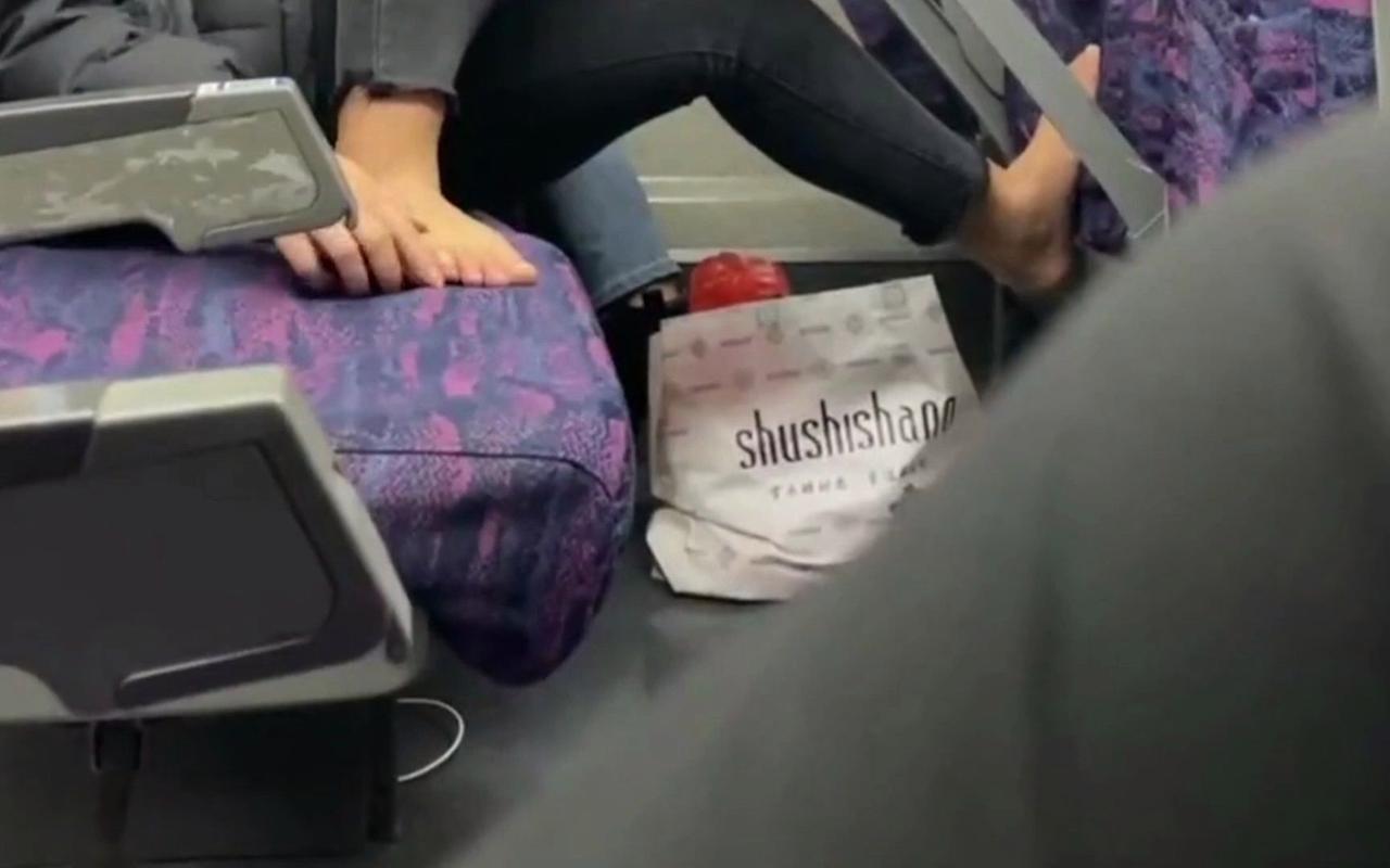 女子高铁上脱鞋 举起双脚做拉伸