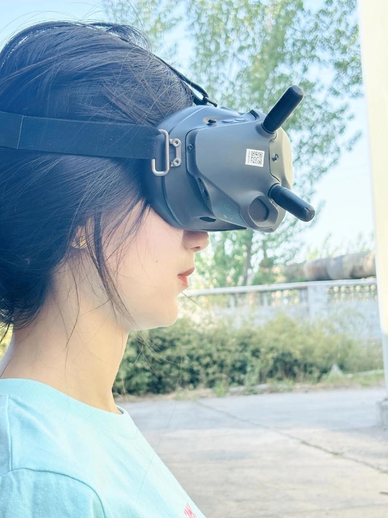 女生专攻无人机维修走红“飞友圈”