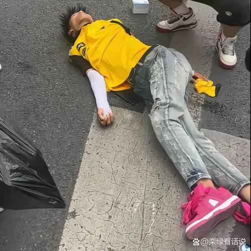 男孩踢球意外绊倒外卖员被判赔3.5万