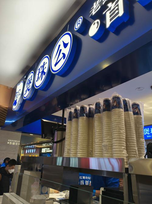 小伙进店买奶茶 男子趁机偷走电瓶车