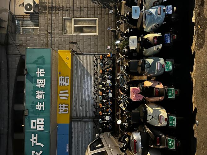 小伙进店买奶茶 男子趁机偷走电瓶车