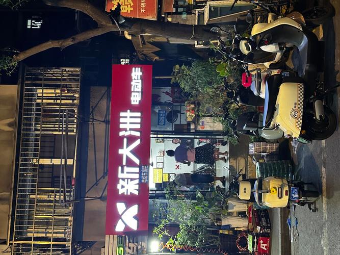 小伙进店买奶茶 男子趁机偷走电瓶车
