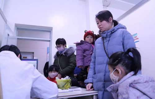 暴雨后儿童医院排长队看咳嗽